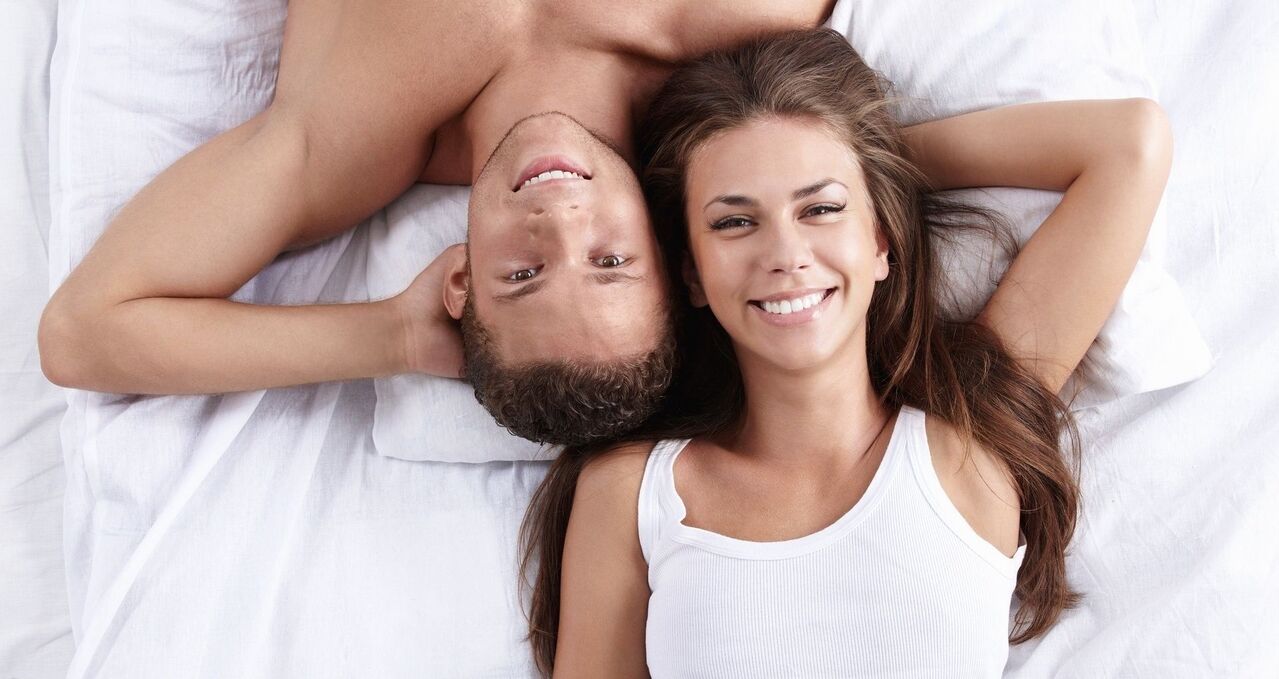 一个女人和一个性力增强的男人同床共枕