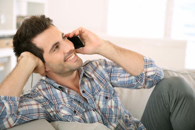 感觉兴奋，男人会在电话里和女人聊很长时间